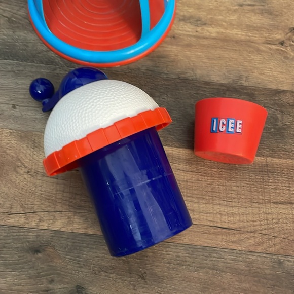 Icee Maker - Picture 4 of 4